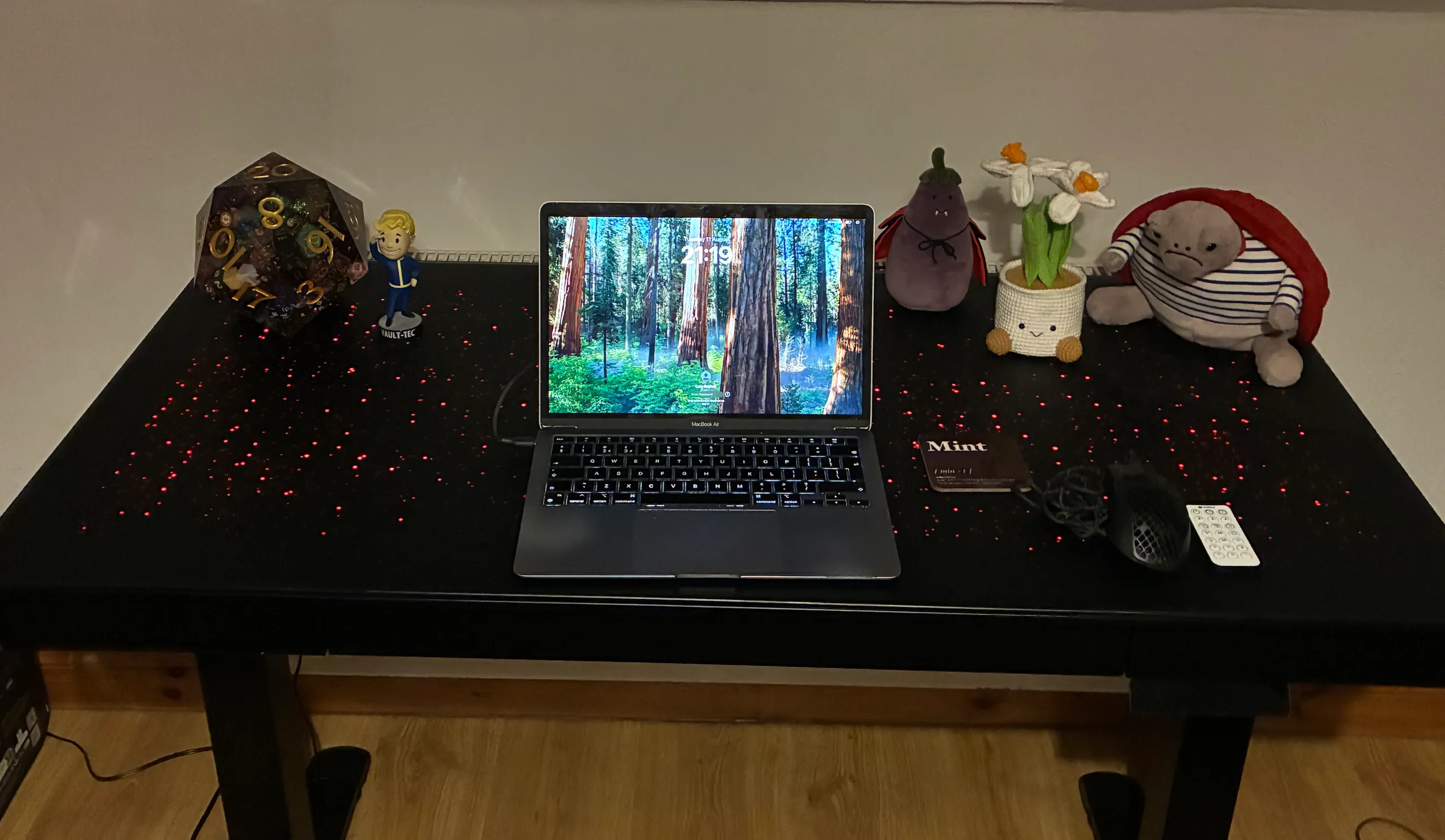 Tampilan meja Eureka Ergonomic Wonder Glowing Glass Desk dengan fitur pencahayaan menyala