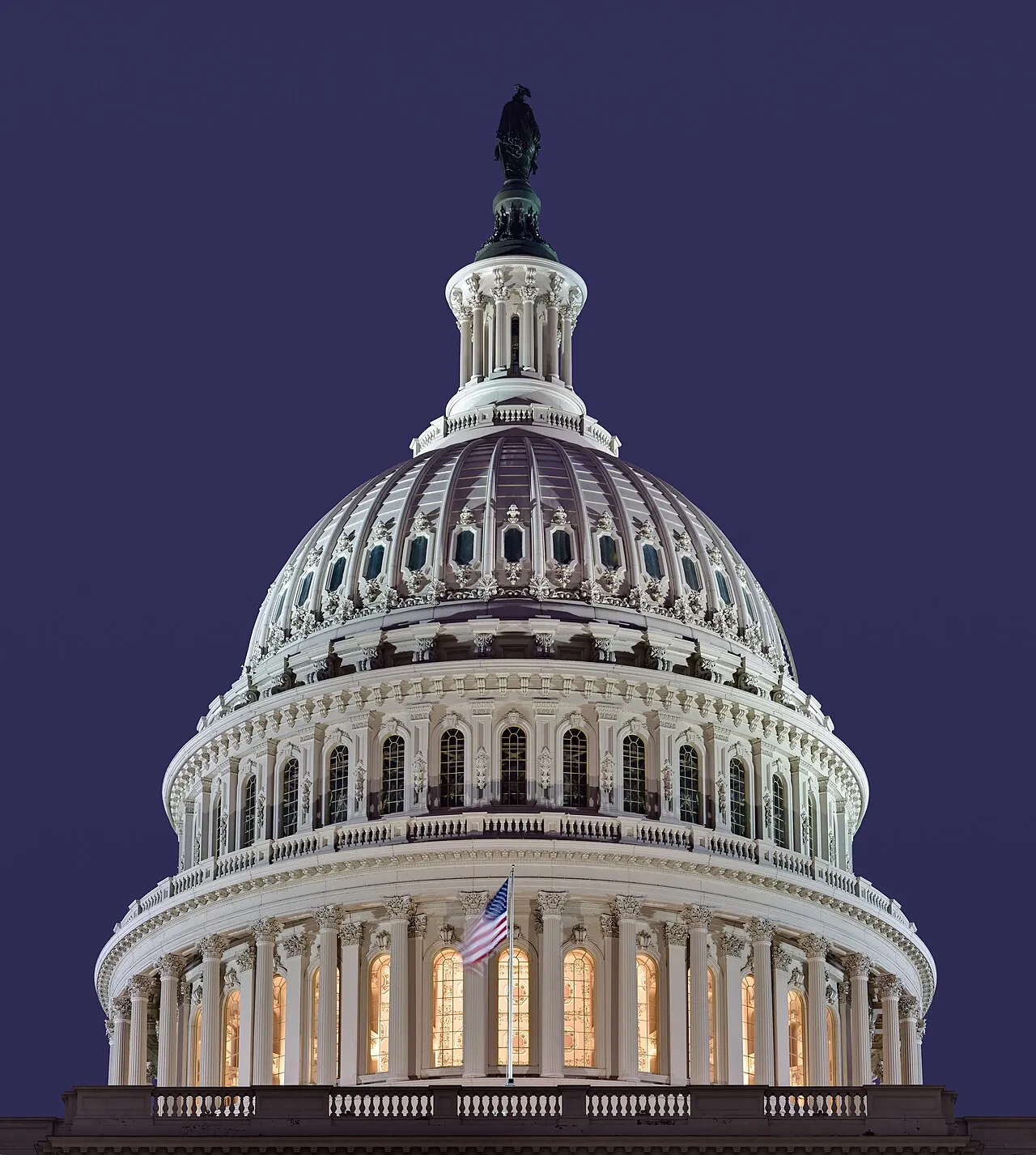 Pemandangan kubah United States Capitol di Washington, D.C., dengan Patung Kebebasan di puncaknya
