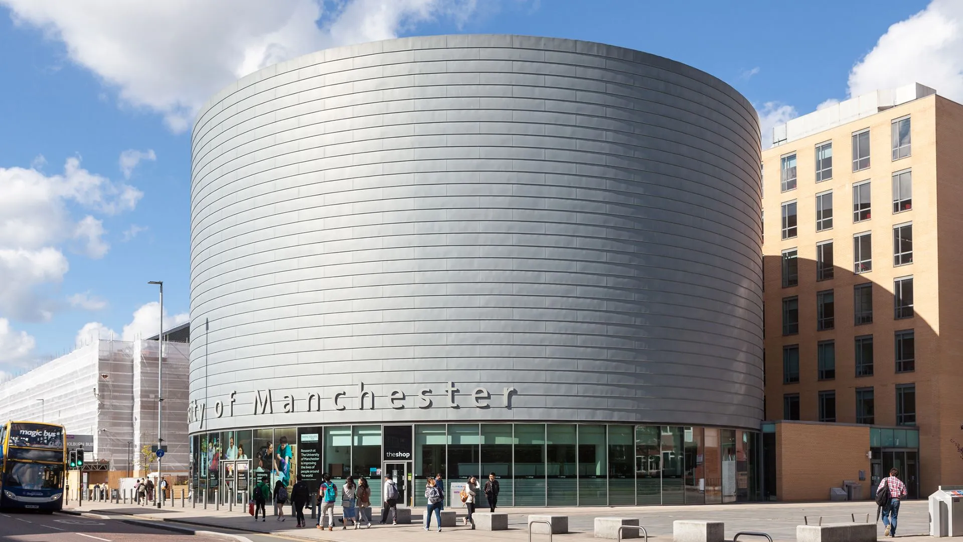 Ilustrasi gedung kampus University of Manchester saat integrasi kecerdasan buatan Microsoft 365 Copilot