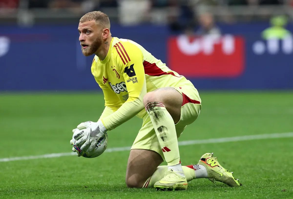Kiper Juventus Michele Di Gregorio saat bertanding di lapangan hijau