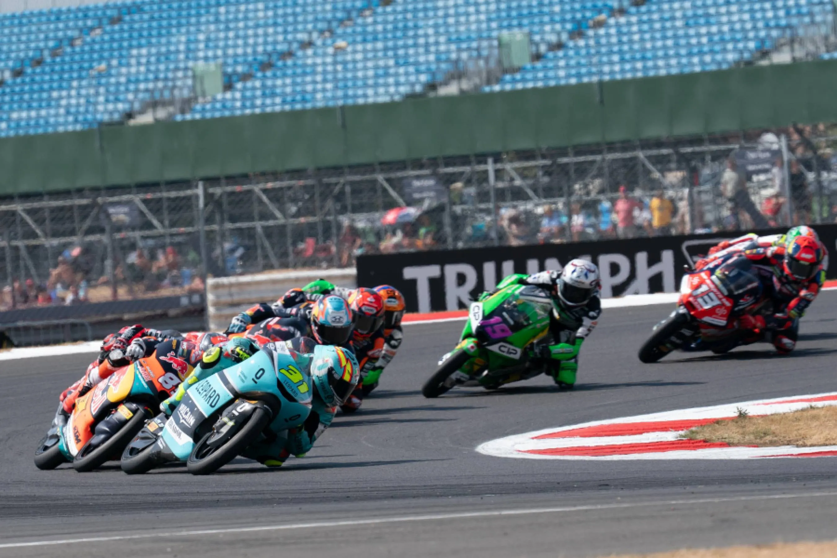 Pembalap Indonesia Veda Pratama beraksi di Sirkuit Silverstone pada ajang Moto3 Inggris 2026