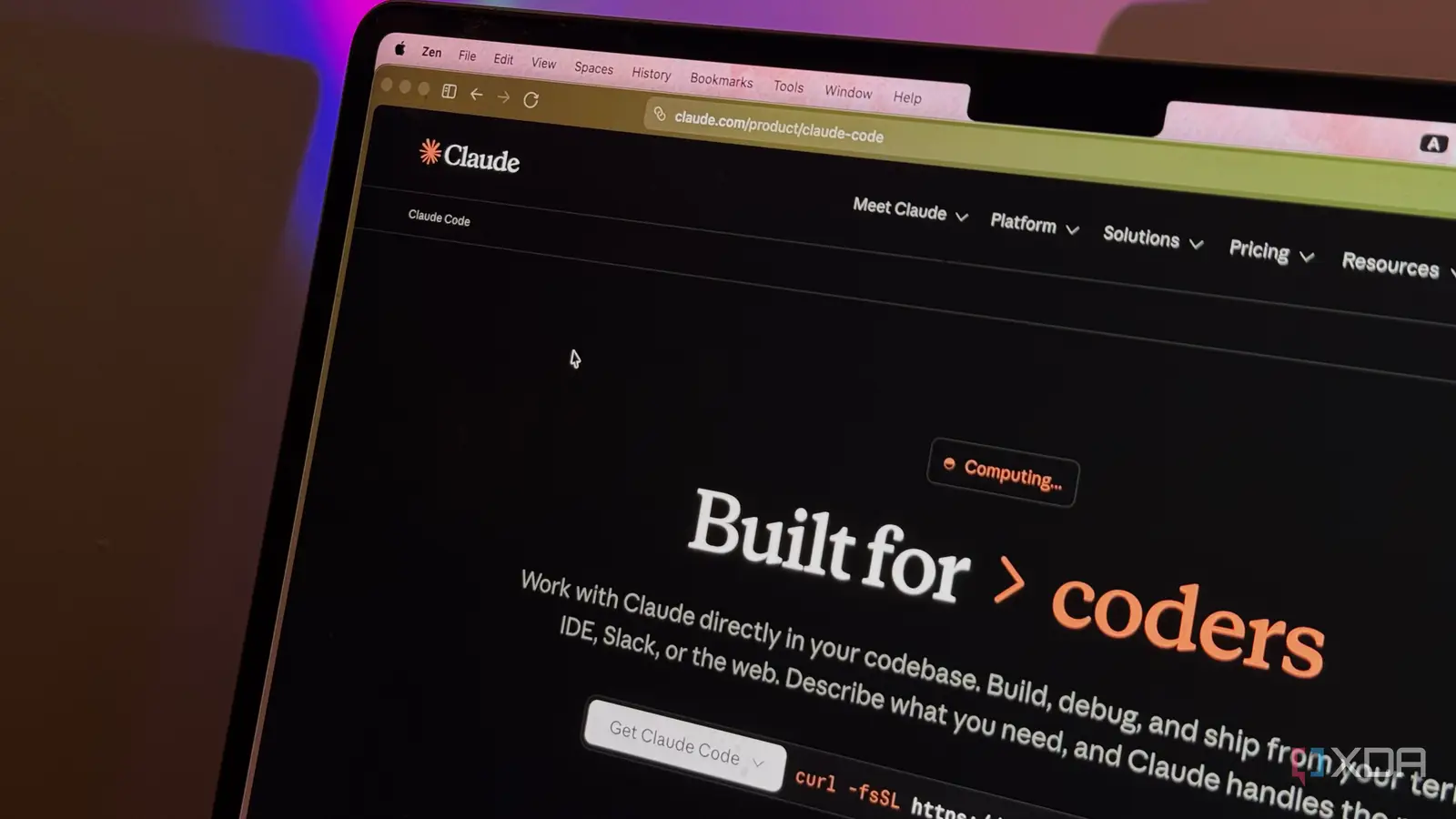 Seorang developer sedang menguji metode vibe coding menggunakan kecerdasan buatan