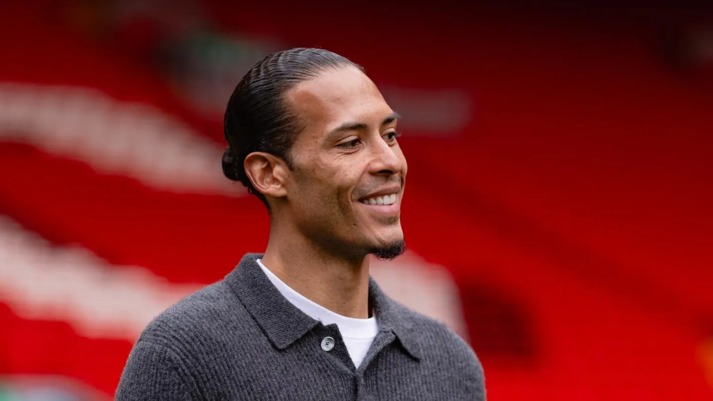 Virgil van Dijk mengenakan ban kapten Liverpool FC