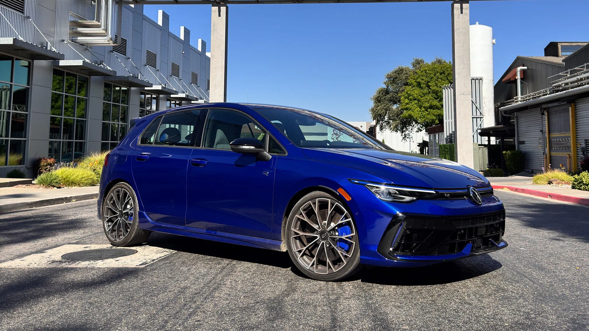 Volkswagen Golf R 2026 sedang menjalani servis di dealer resmi setelah insiden lubang jalan