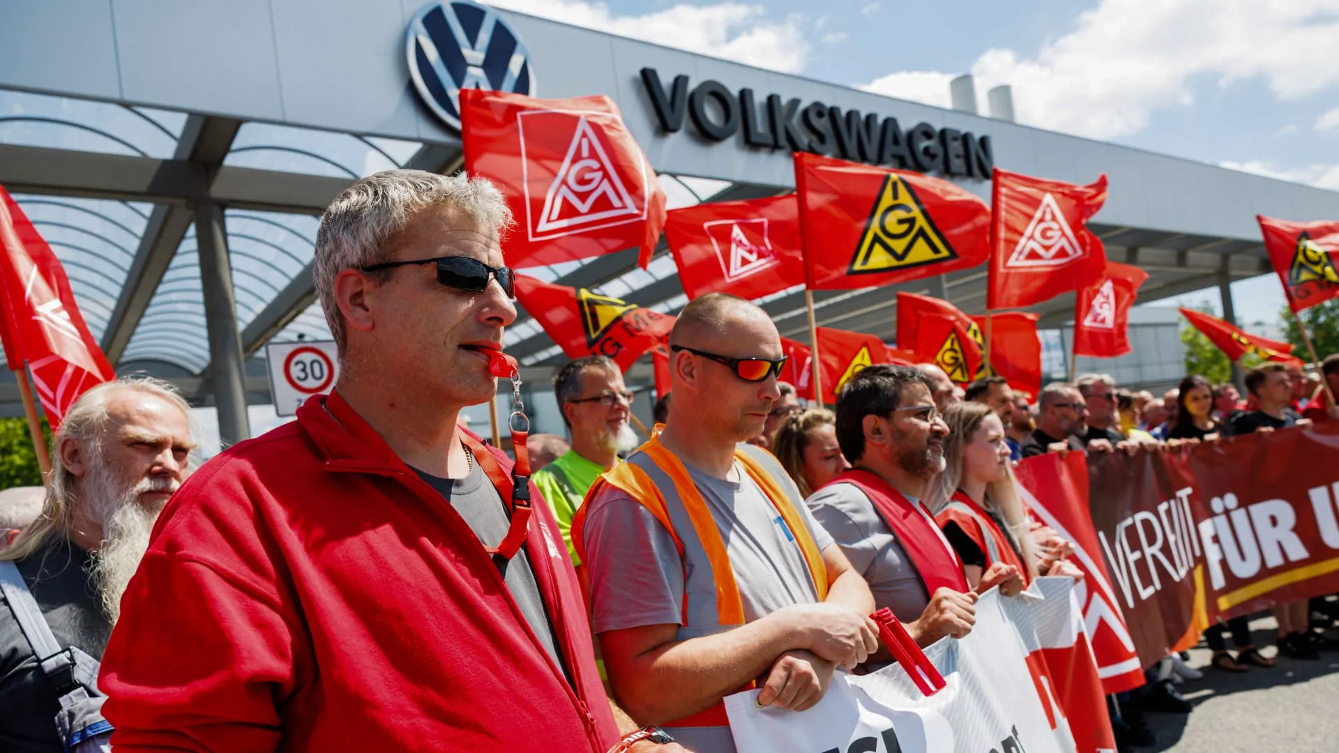 Pabrik dan logo Volkswagen di Jerman sebagai ilustrasi restrukturisasi dan pemangkasan pekerja