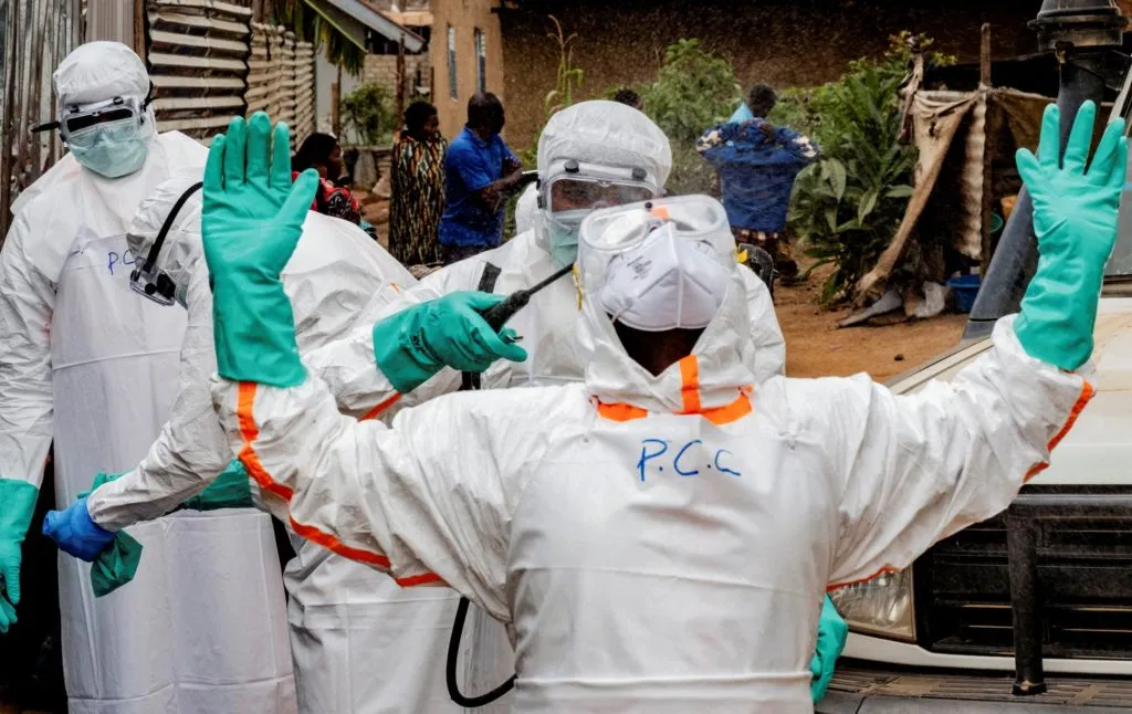 Petugas medis memeriksa pasien di pusat penanganan wabah Ebola di Kongo