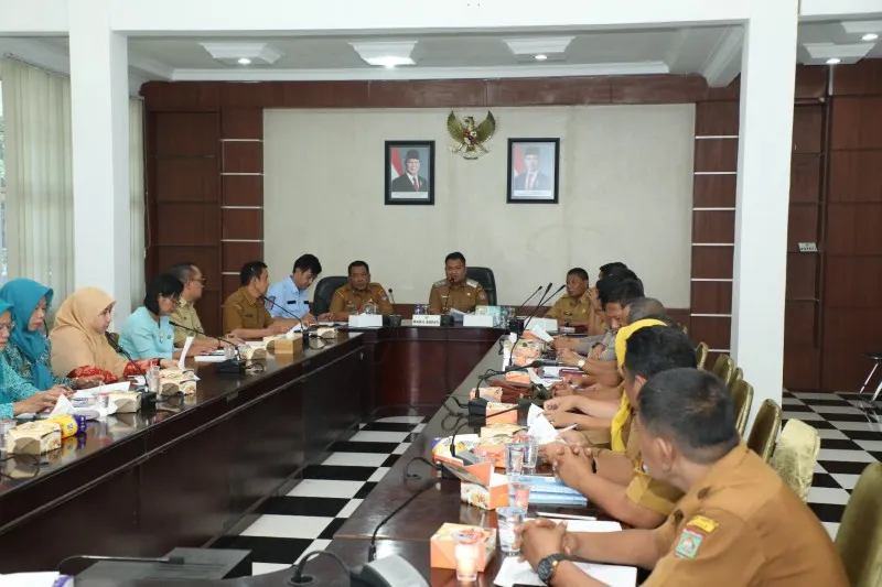 Wakil Bupati Asahan Rianto memimpin rapat persiapan HUT ke-81 Kemerdekaan RI di Aula Mawar