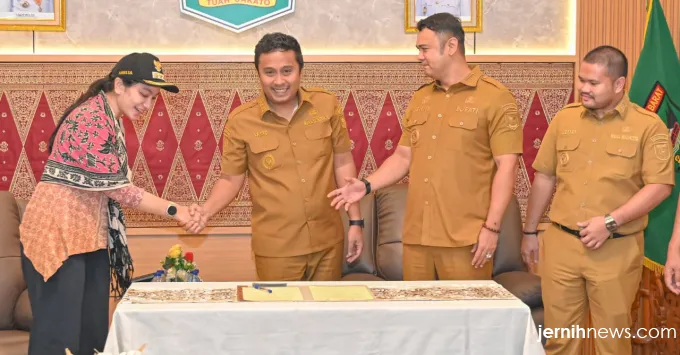 Wakil Gubernur Sumatera Barat Vasko Ruseimy memimpin rapat koordinasi usulan PSN
