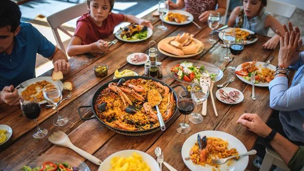 Ilustrasi hidangan makanan sehat untuk makan malam sesuai jam biologis