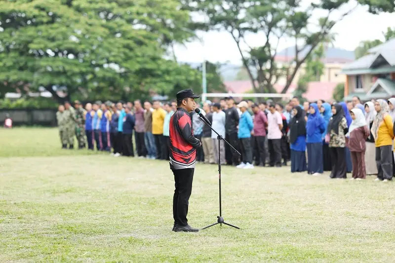Wali Kota Solok Ramadhani Kirana Putra pimpin gotong royong di Lapangan Merdeka