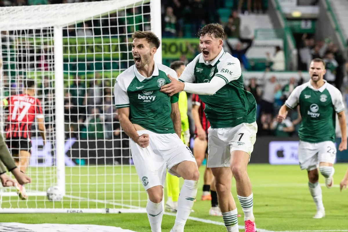 Warren O'Hora merayakan kemenangan Hibernian dalam laga UEFA Conference League
