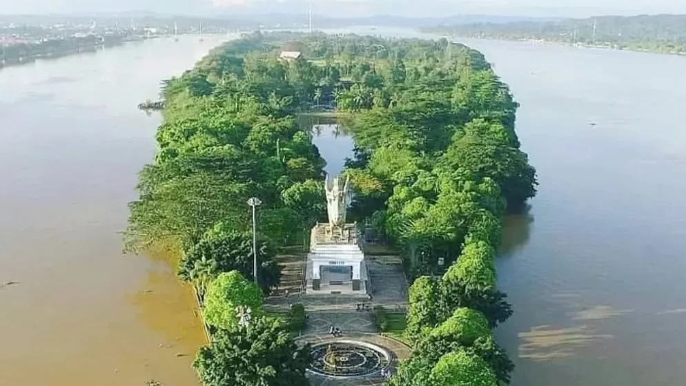 Proses pembangunan wahana waterboom di kawasan wisata Pulau Kumala, Tenggarong