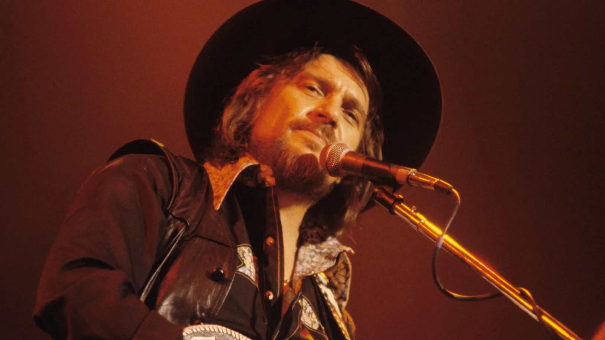 Musisi legendaris Waylon Jennings saat tampil di atas panggung