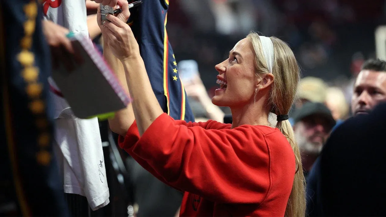 Pemain Indiana Fever Sophie Cunningham dalam pertandingan WNBA