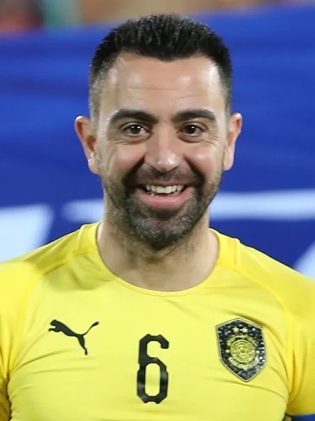 Foto Xavi Hernández saat memimpin tim di pinggir lapangan sebagai manajer sepak bola profesional
