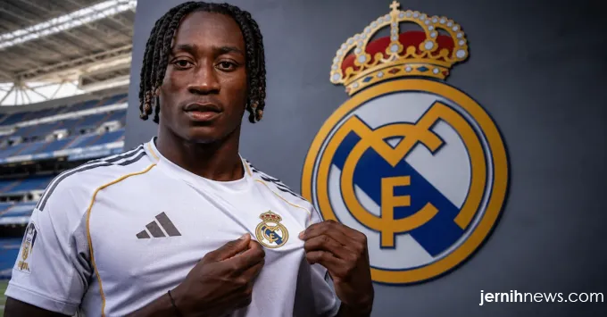Winger baru Real Madrid Yan Diomande saat diperkenalkan di Santiago Bernabeu