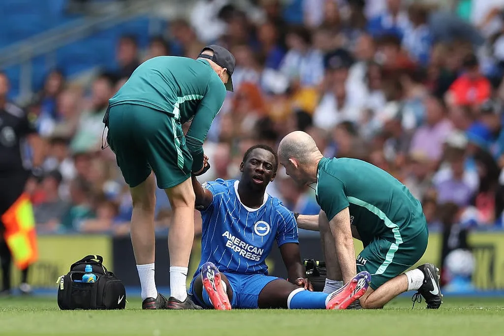 Yankuba Minteh saat membela Brighton and Hove Albion menghadapi AS Roma di Amex Stadium