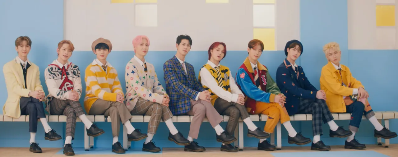 Tujuh anggota grup K-Pop Younite tampil kompak dalam sesi pemotretan promosi