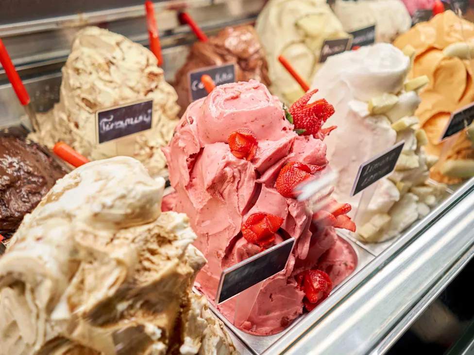 Gelato asli Italia disajikan dalam wadah stainless steel dengan tekstur padat dan warna natural