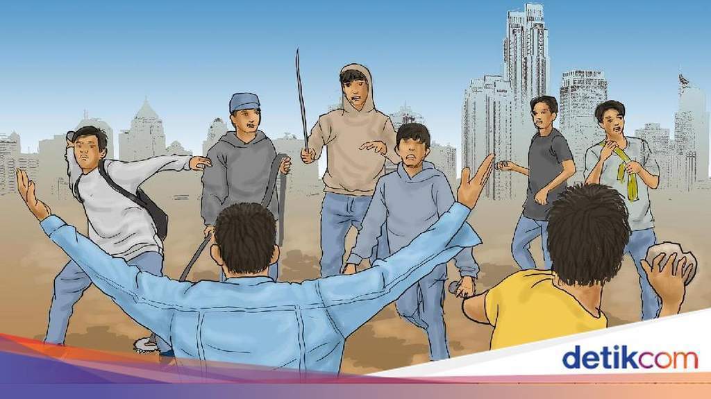 Pelajar mengacungkan senjata tajam saat tawuran di Simpang Kupatan Magelang