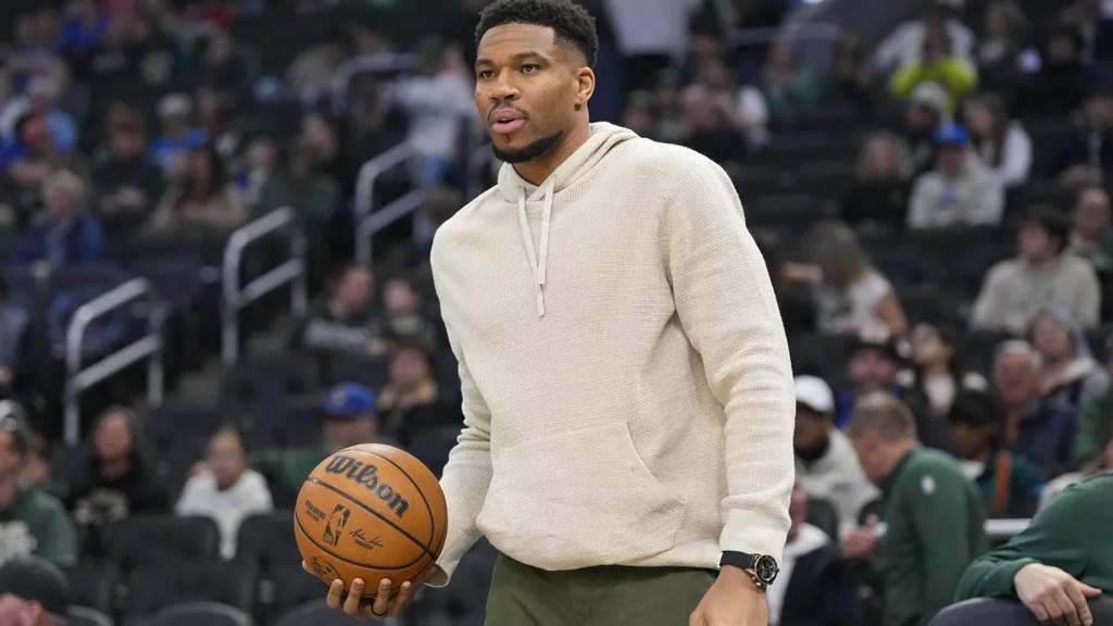 Giannis Antetokounmpo memberikan komentar terkait rumor LeBron James ke Miami Heat