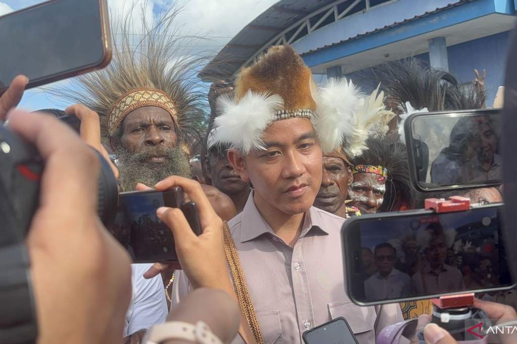 Wakil Presiden Gibran Rakabuming Raka memberikan keterangan pers saat kunjungan kerja di Papua Selatan