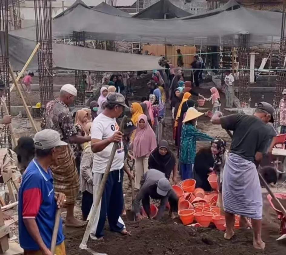 Warga Desa Pringgasela Lombok Timur bergotong royong membangun Masjid Jami Suluku Muttaqin