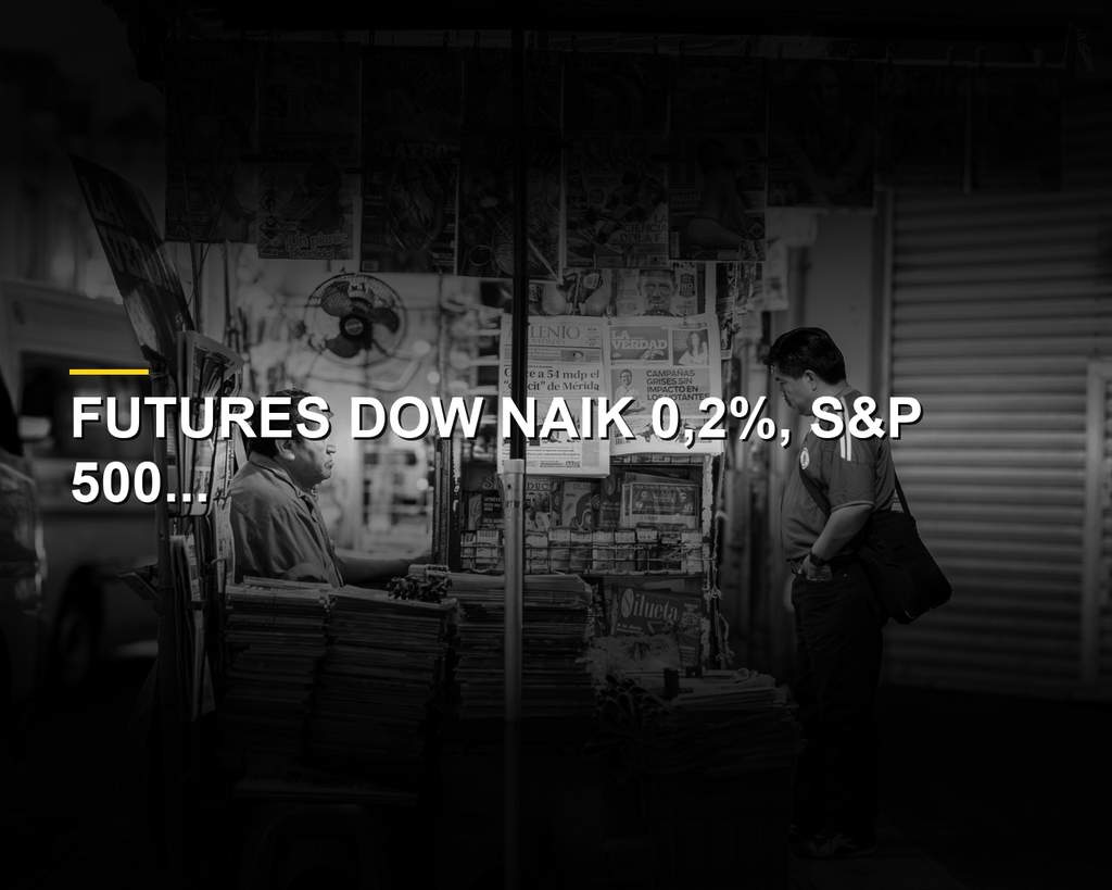 Grafik pergerakan indeks futures Dow Jones, S&P 500, dan Nasdaq di layar monitor