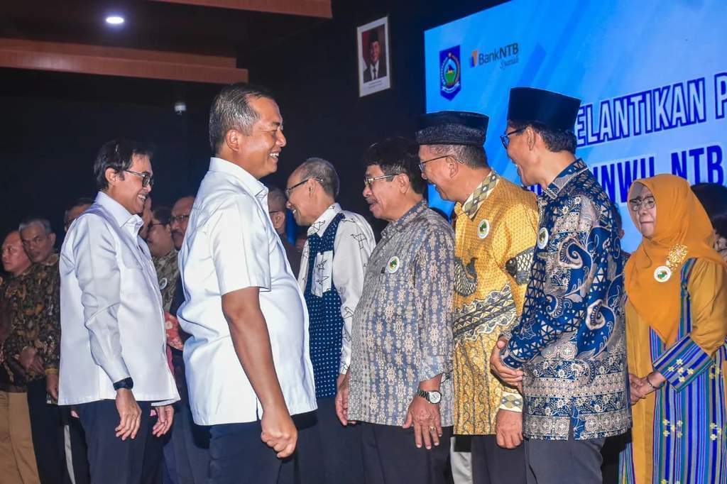 Gubernur NTB Lalu Muhamad Iqbal melantik pengurus Dekopinwil NTB di Mataram