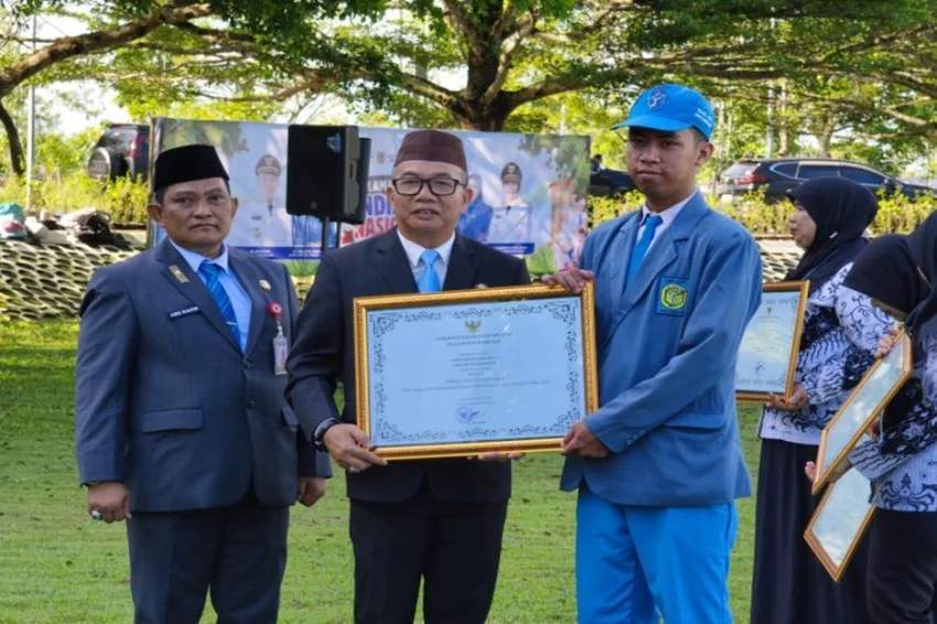 Gubernur Kalsel H. Muhidin saat meninjau program pendidikan kesetaraan dan inklusif di Banjarbaru