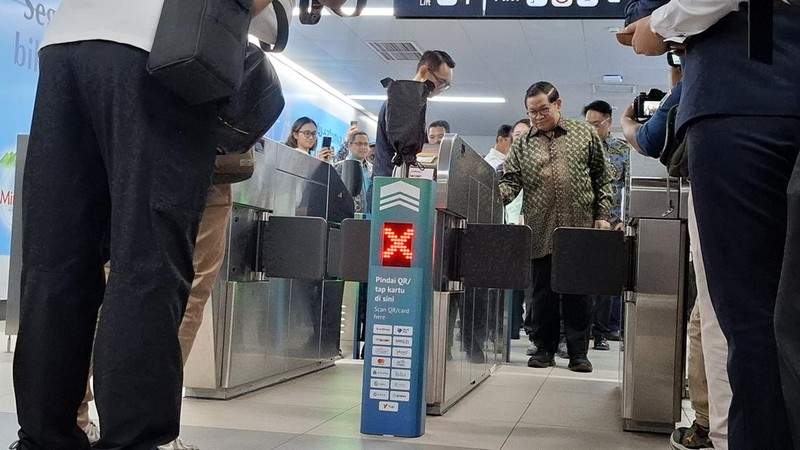 Gubernur Pramono Anung meresmikan sistem tap in tap out kartu kredit di MRT Jakarta Stasiun Bundaran HI