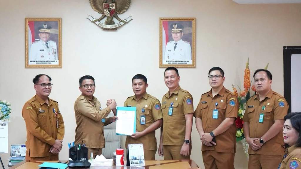 Sekda Sulut Tahlis Gallang serahkan SK Plt baru Biro Adpim Dinkes dan ESDM Sulut