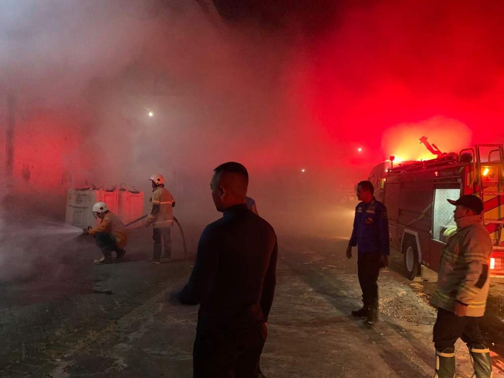 Petugas Damkar Bondowoso berupaya memadamkan kebakaran di gudang beras Wonosari