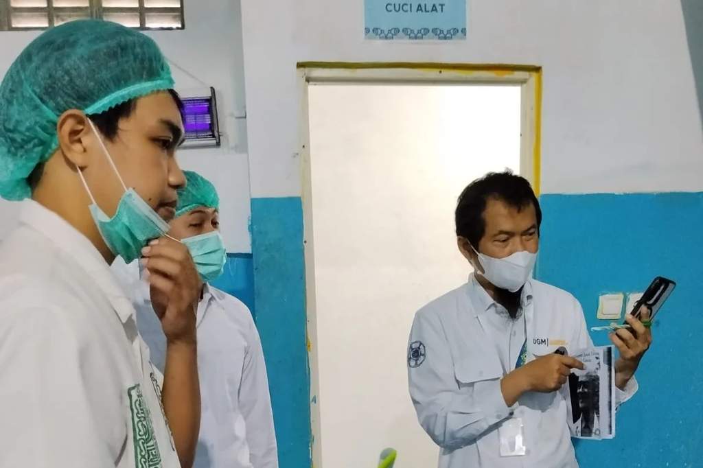 Wakil Ketua Halal Center UGM Nanung Danardono berikan imbauan sertifikat halal