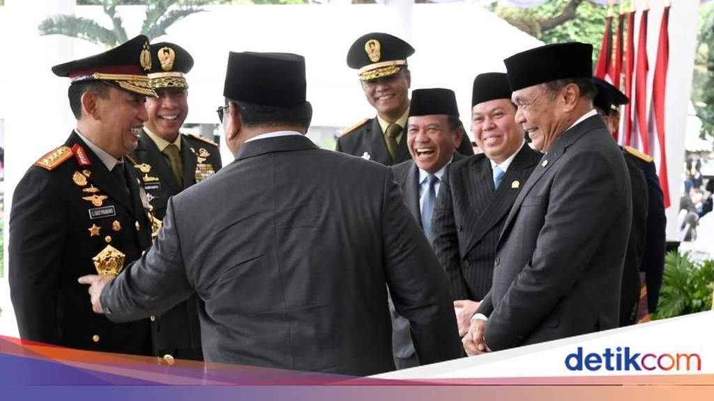Presiden Prabowo Subianto berbincang hangat dengan Kapolri dan Panglima TNI pada Praspa 2026