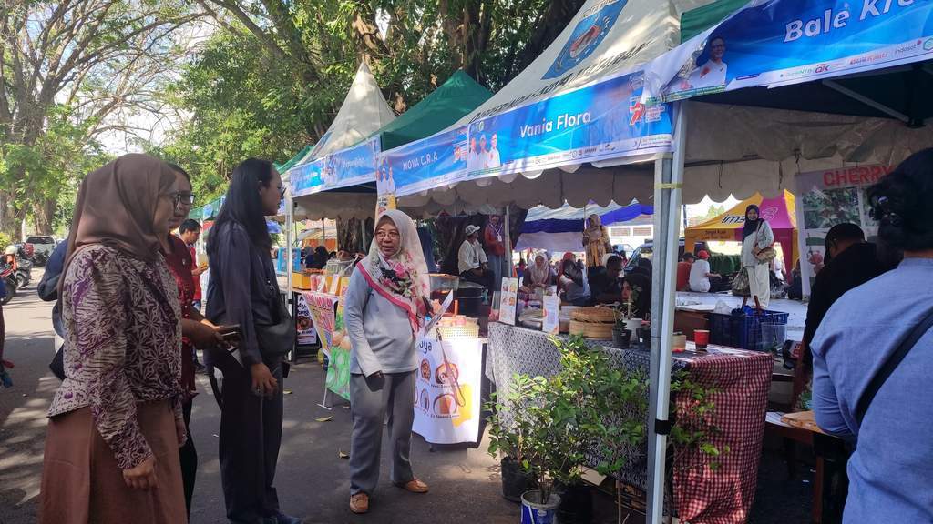 Kegiatan bazar UMKM Pemkot Mataram memperingati Hari Koperasi