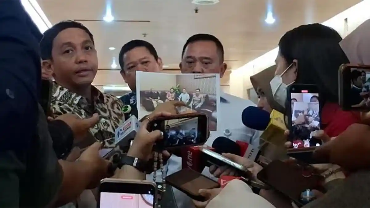 Menteri Kehutanan Raja Juli Antoni memberikan klarifikasi terkait pengembalian amplop Bupati Kuansing