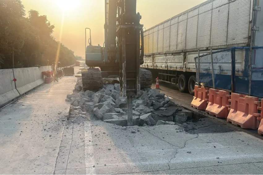 Pekerjaan pemeliharaan dan perbaikan jalan di Ruas Jalan Tol Jakarta-Cikampek