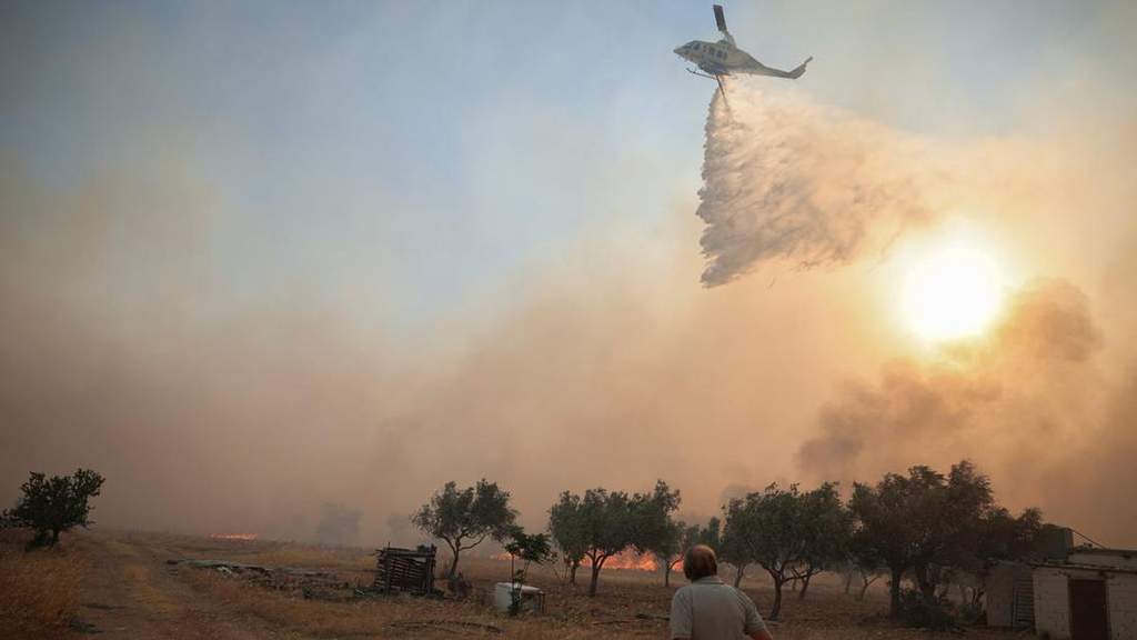 Helikopter pemadam kebakaran tabrakan di Yunani saat operasi padamkan api