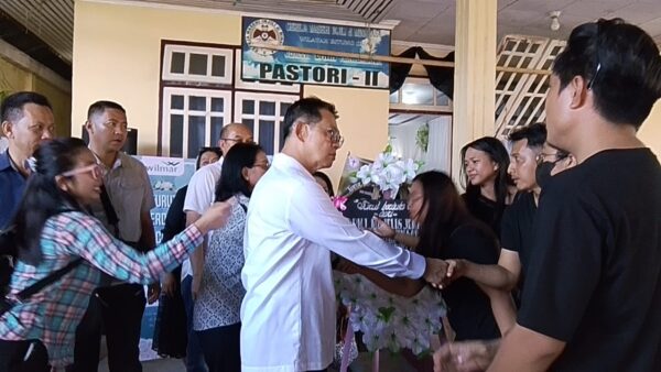 Wali Kota Bitung Hengky Honandar saat melayat ke rumah duka warga