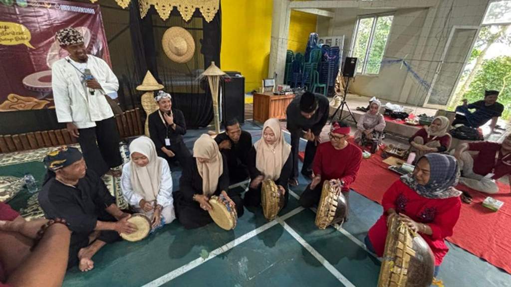 Peserta dan maestro mengikuti Lokakarya Ngabakoan seni Terbang Sejak di Tasikmalaya