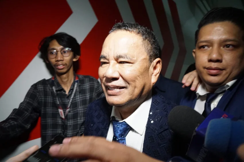 Hotman Paris saat mendampingi mantan Jampidsus Febrie Adriansyah di Kejaksaan Agung