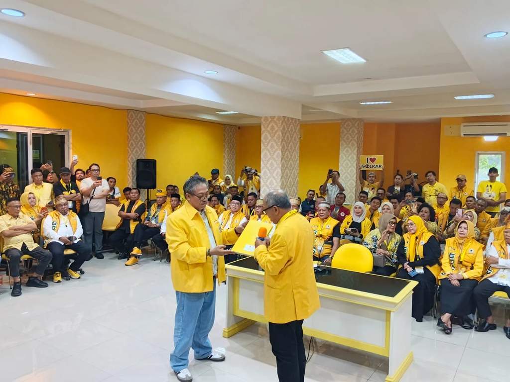 Ilham Arief Sirajuddin saat mengembalikan formulir pendaftaran bakal calon Ketua Golkar Sulsel
