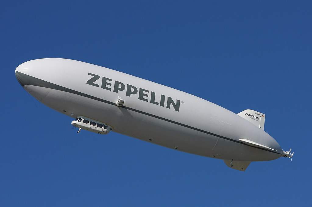 Ilustrasi airship atau kapal udara di angkasa