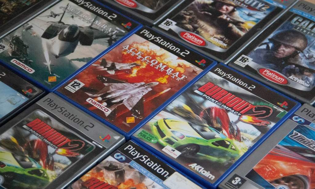 Ilustrasi cakram game PlayStation dengan tulisan 2028 dan ikon digital