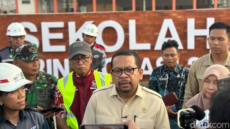 Ilustrasi grafik survei kepuasan publik turun dengan latar Istana dan rakyat bertanya