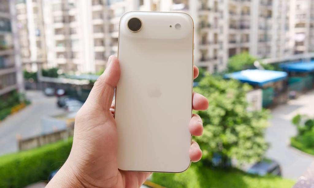 Ilustrasi iPhone Air 2 dengan Dynamic Island lebih kecil dan kamera ganda 48 megapiksel