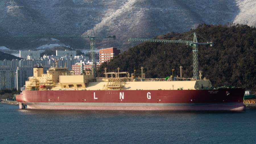 Ilustrasi kapal tanker LNG Qatar yang melintasi Selat Hormuz dan menghadapi ancaman serangan