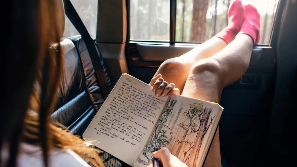 Ilustrasi penulisan jurnal perjalanan atau travel journal dengan catatan tangan dan sketsa