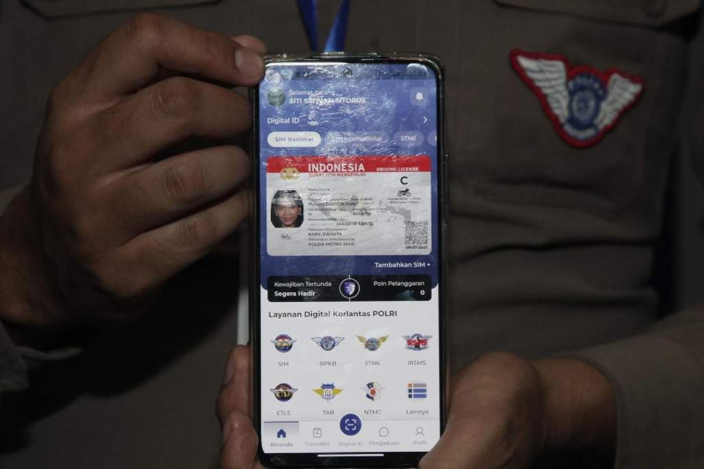 Ilustrasi SIM Digital yang dapat ditunjukkan saat pemeriksaan polisi melalui aplikasi di handphone